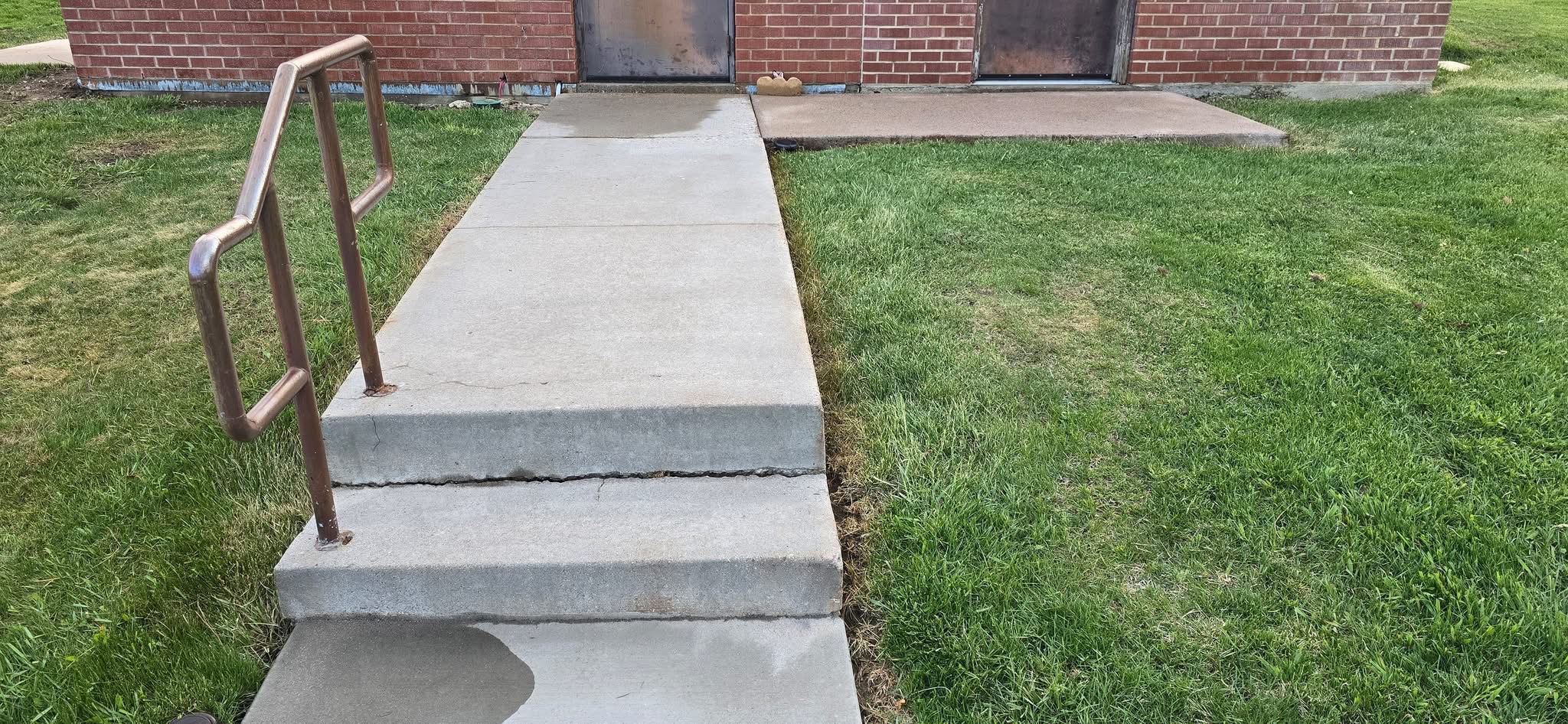 Driveway cleaning result